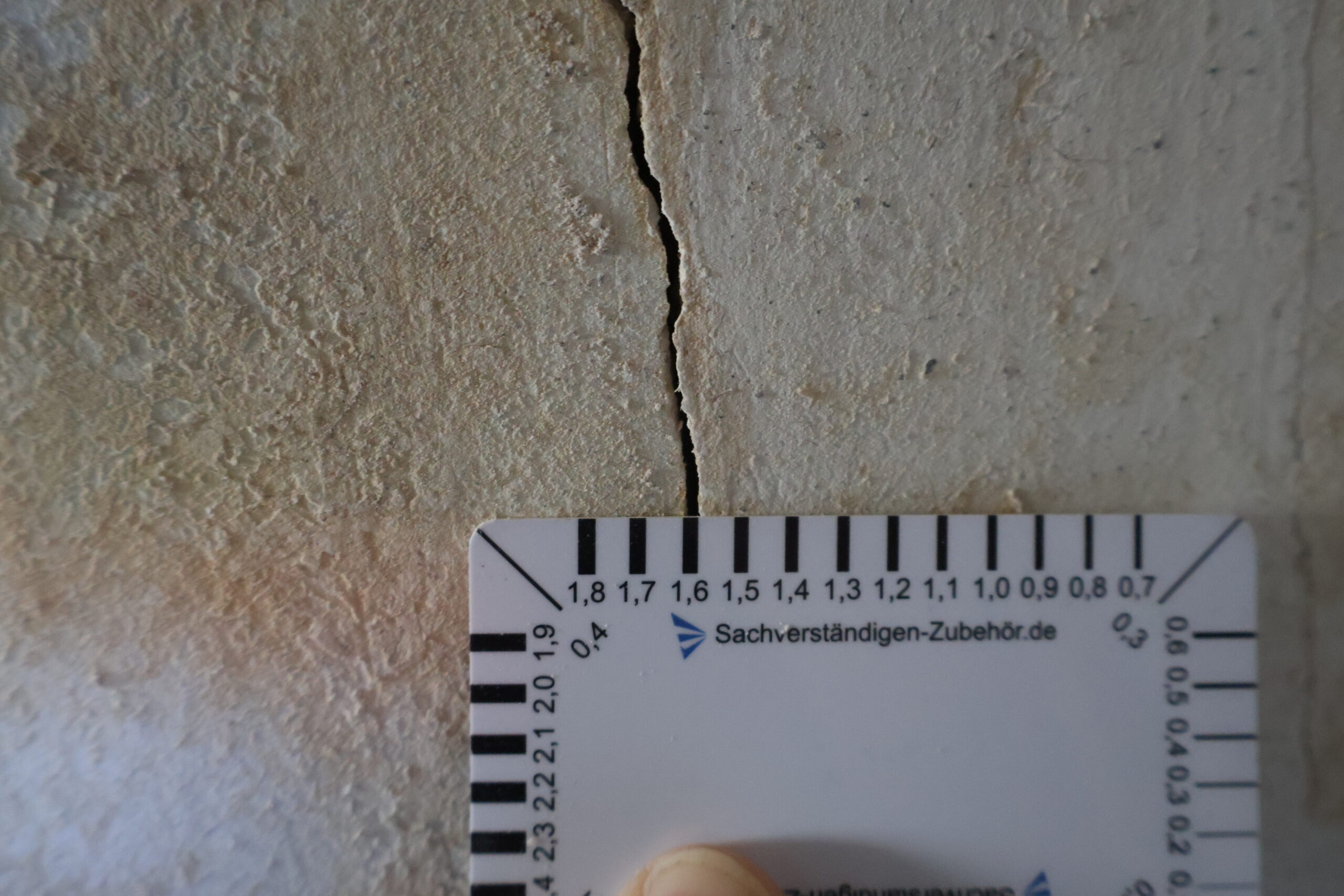 Rissbreitenmessung an einer beschädigten Wand – eigene Dokumentation.